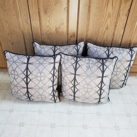 🆕 Decorative Cushions 17"x17" - Picture 5 of 6